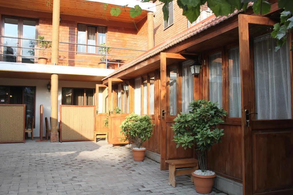 Отель Chveni Sakhli Тбилиси Экстерьер фото
